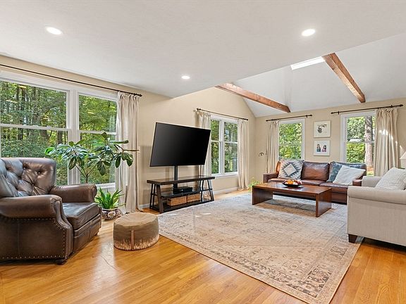 4th image of 14 Fieldstone Dr