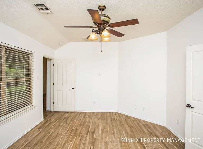 3305 103rd St — Photo 33