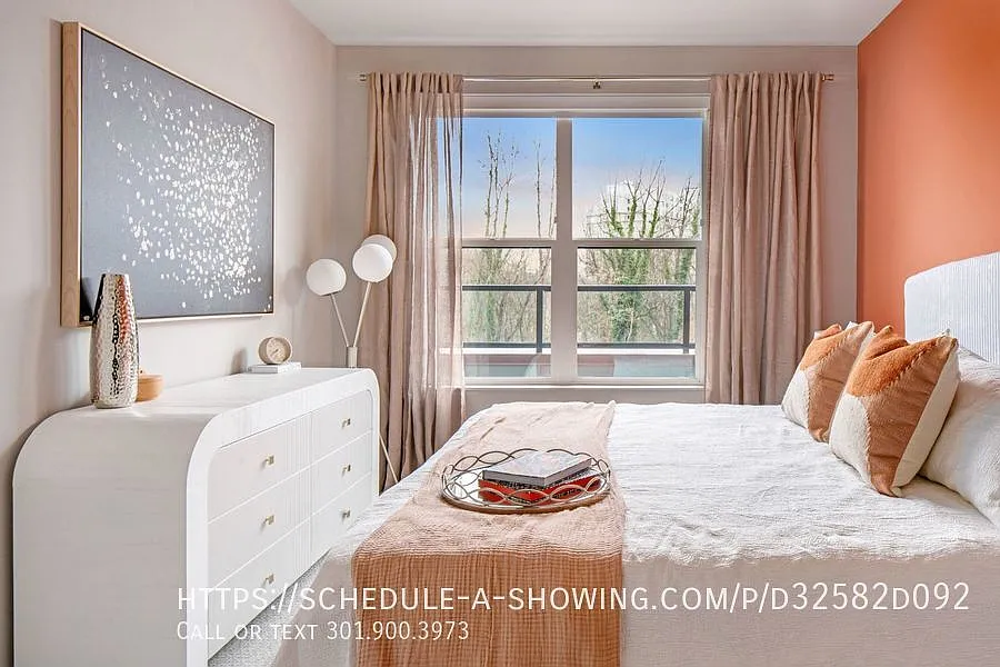 One Bedroom Apt Home Facing Rear Courtyard, Kitchen Island & Huge Walk In Closet — Photo 2