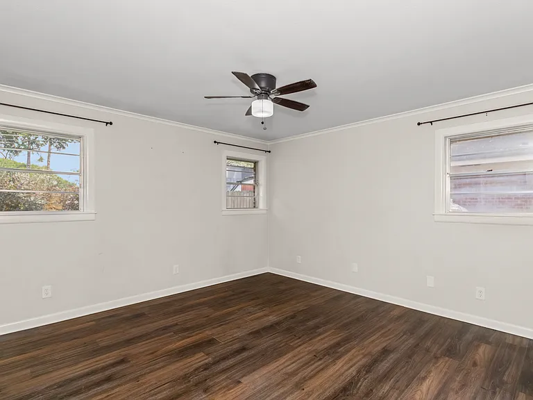 2051 Lovers Ln — Photo 14