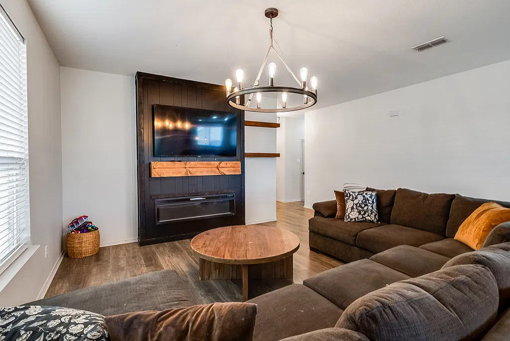 4 bed, 1798 sqft, $2,450 — Photo 4