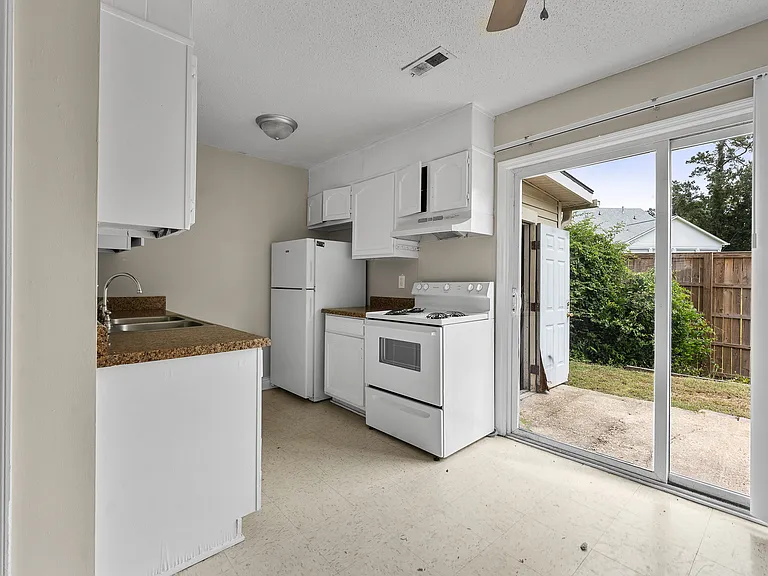 Country Club Apartments — Photo 37
