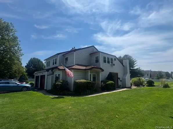 14 Potomac Court #14, Coram, NY 11727