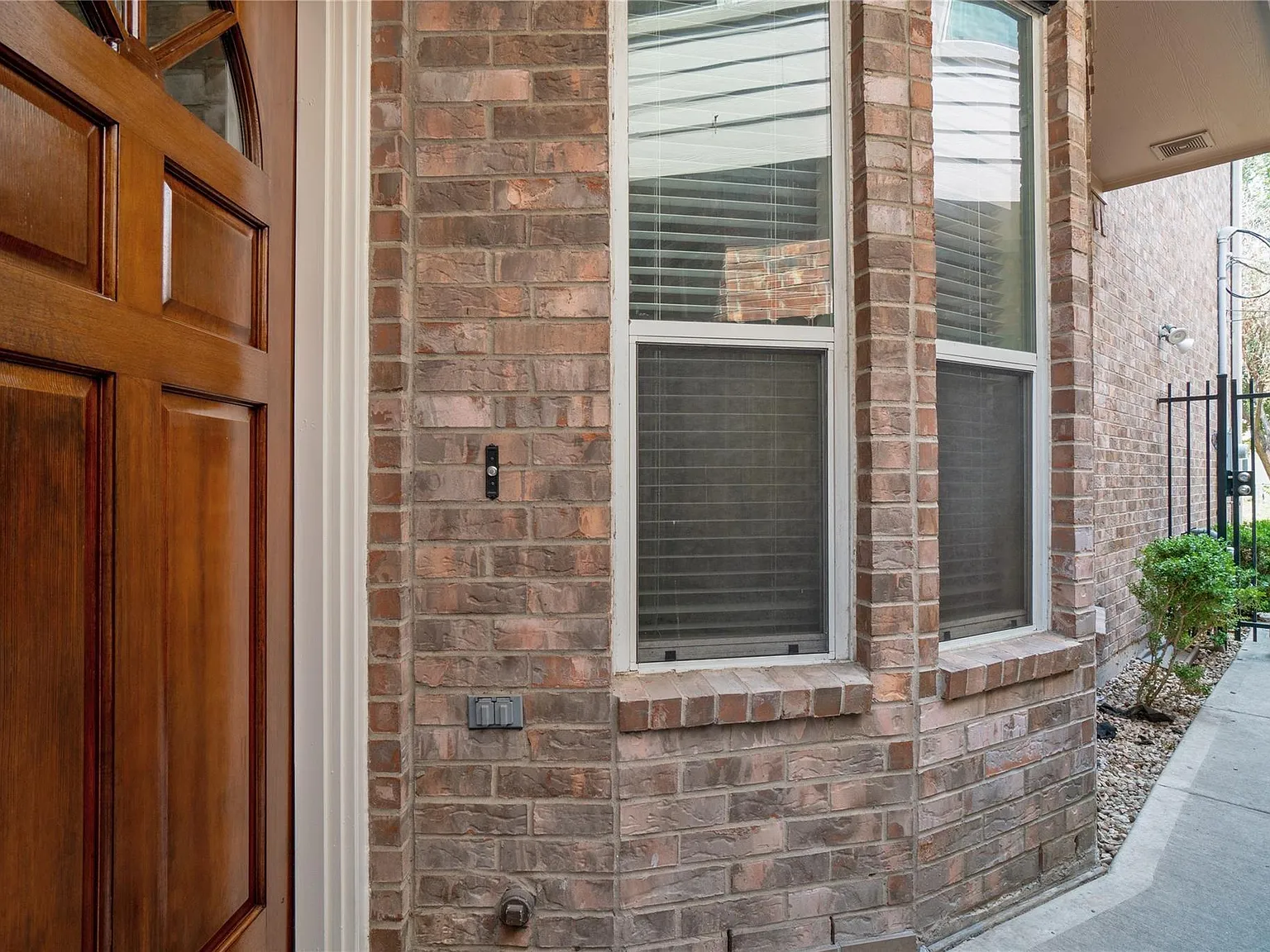 3 bed, 2.5 bath, 2443 sqft, $2,750 — Photo 2