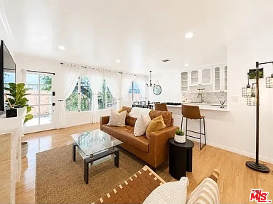 1 bed, 1.0 bath, 750 sqft, $4,000 — Photo 2