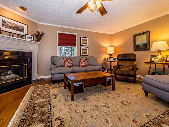3rd image of 825 Westridge Cir