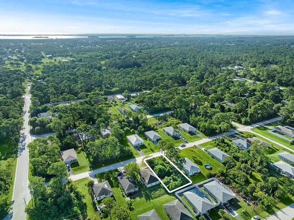 1145 10th Ct SW, Vero Beach, FL 32962