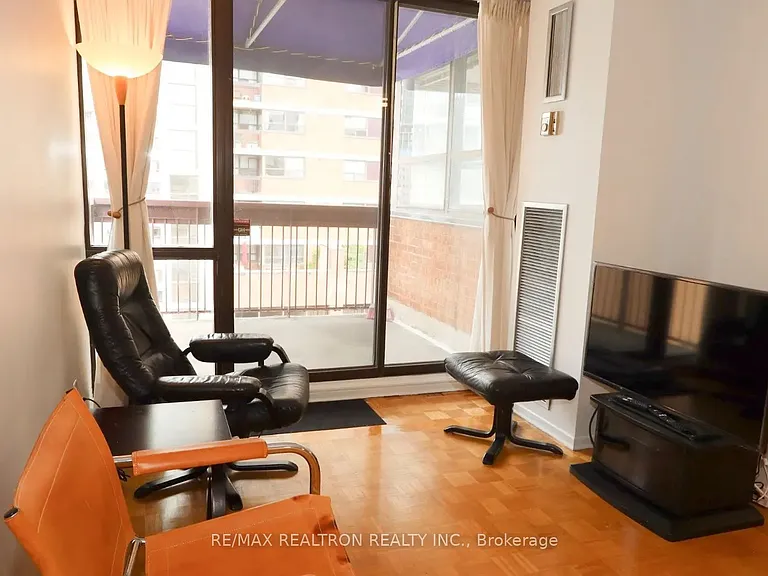 89 McCaul St #919 — Photo 10