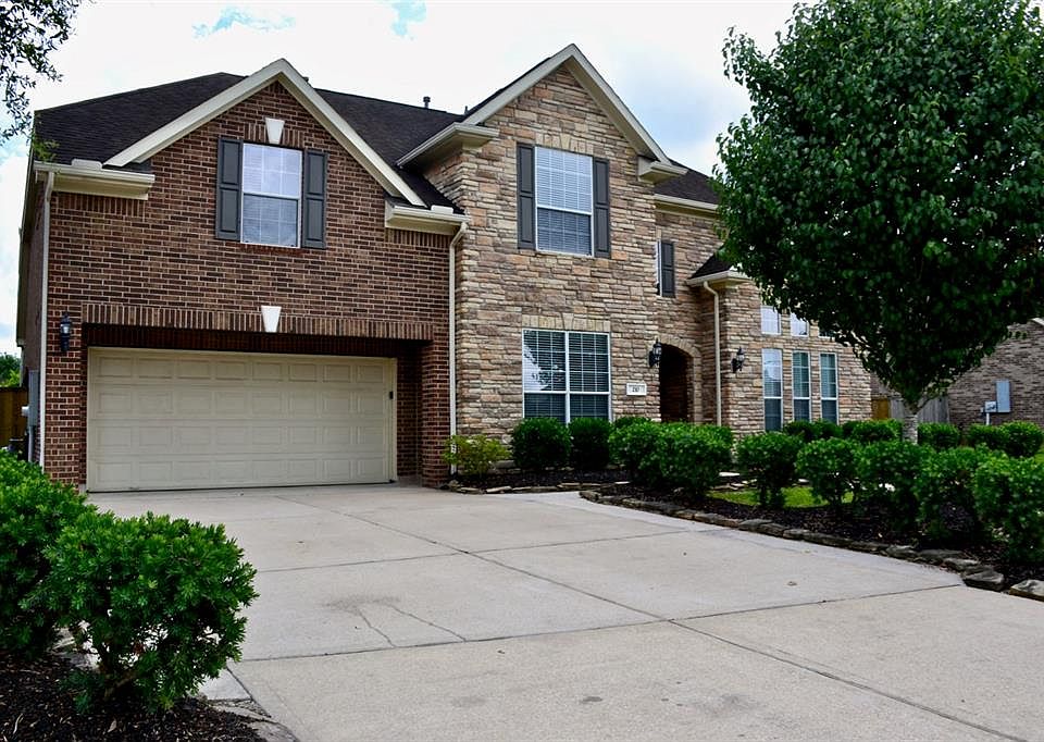 1st image of 210 Grand Creek Dr