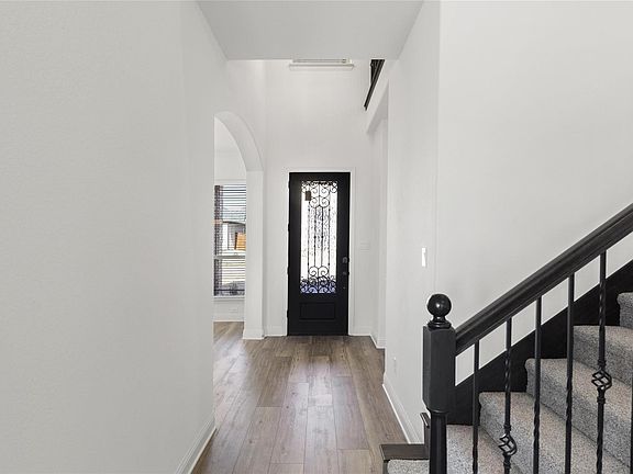 3rd image of 2406 Colonial Ln