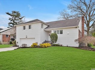 832 Pepperidge Rd, Westbury, NY 11590