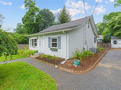 17 Kenwood St, Warwick, RI, 02889