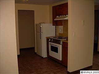 2nd image of 1040 Park Ave APT C2