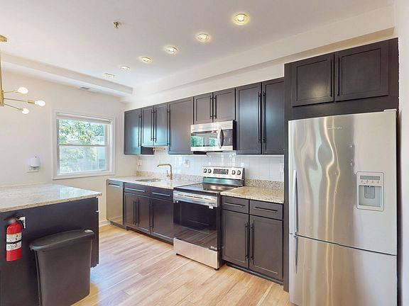 3rd image of 412 19th St NE APT 301