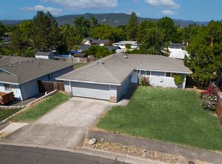 925 Crest Dr, Central Pt, OR
