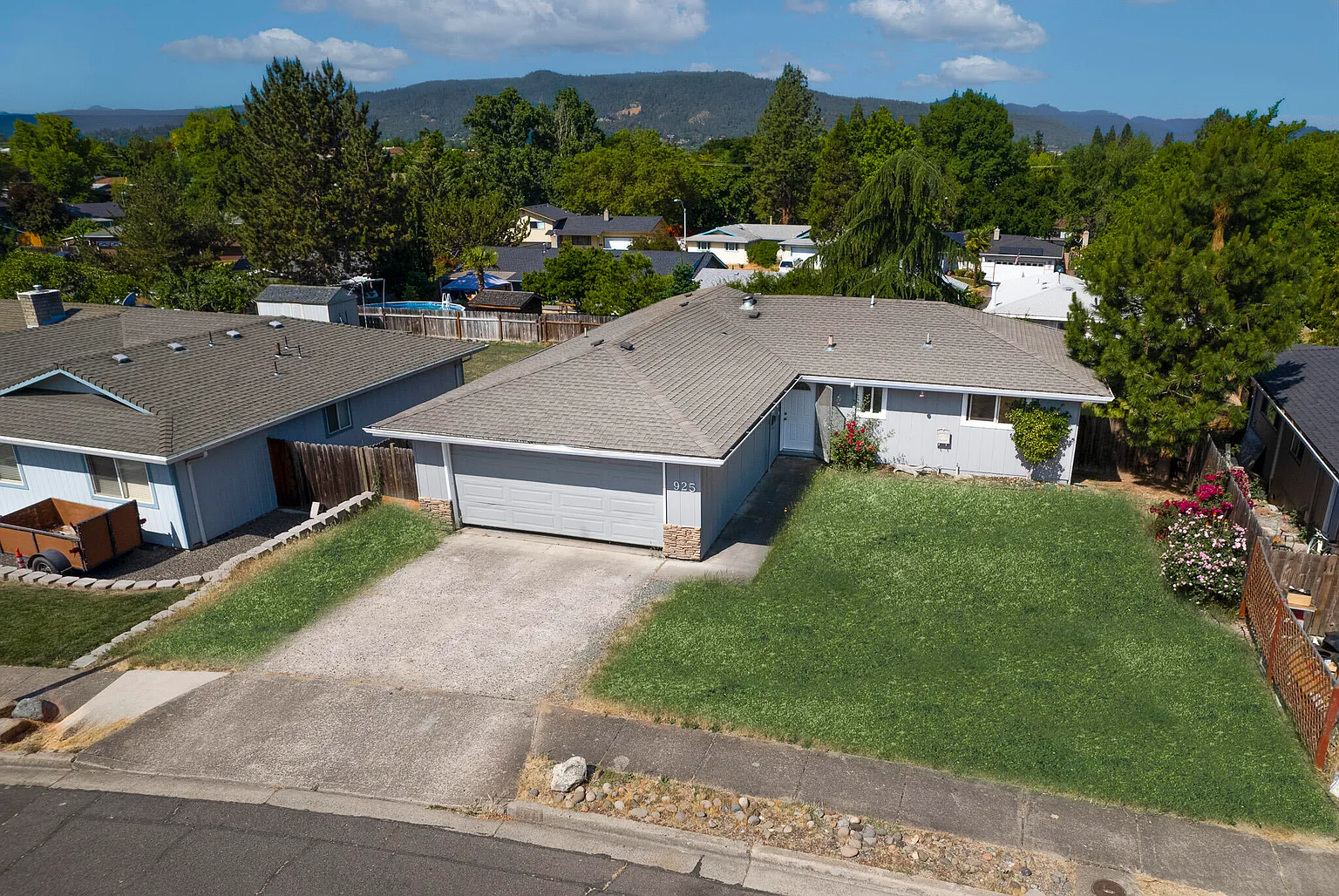 925 Crest Dr photo 1