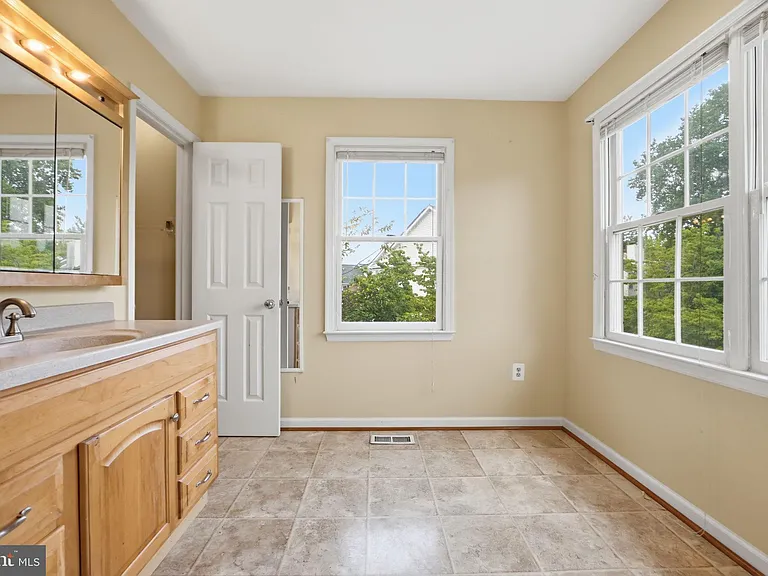 8715 Delcris Dr — Photo 22