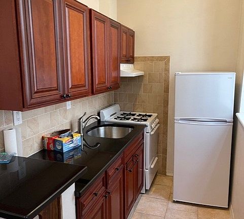 5th image of 307 E 78th St APT 5R