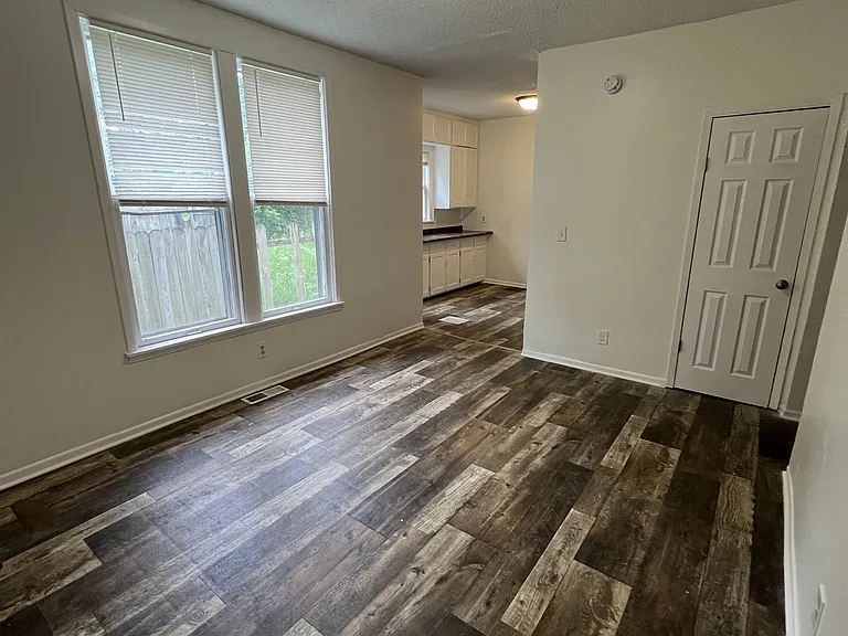 1146 Reaney Ave E #1 — Photo 5