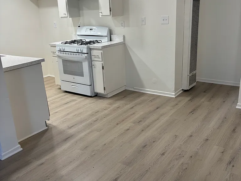 California Apartments — Photo 9