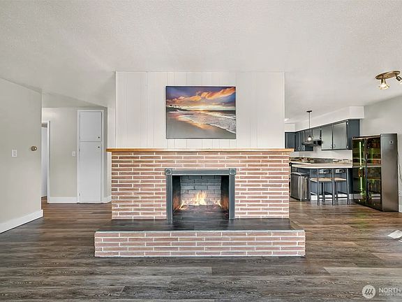 2nd image of 1825 E Sunset Dr