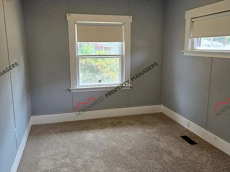 927 Marion St — Photo 13