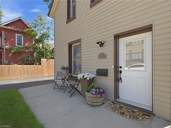 3rd image of 137 Brock St