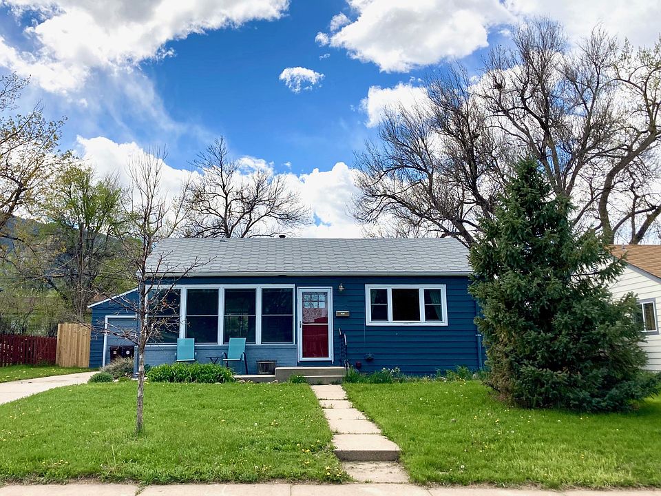 Front yard with driveway parking