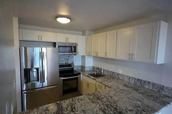 Upgraded 1 Bedroom, 1 Bathroom, 1 Parking-condo in Kukui Plaza! — Photo 2