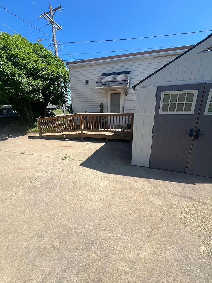 305 E Maple St — Photo 3
