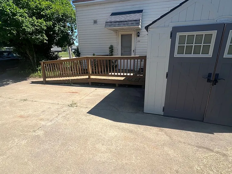 305 E Maple St — Photo 3