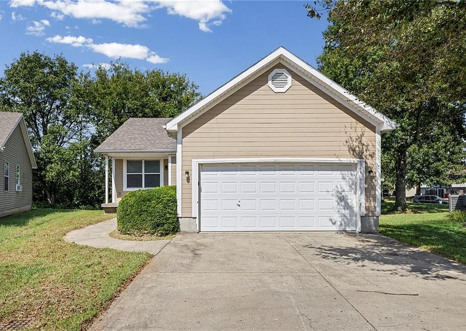1st image of 1012 NE Queens Ct