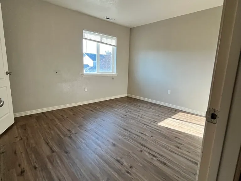 1183 N 14th St E — Photo 13