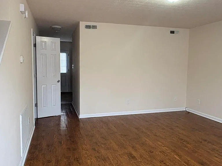 531 Lost Cir #D — Photo 3
