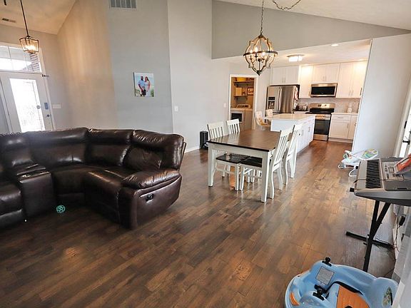 4th image of 1121 Breezeport Ct