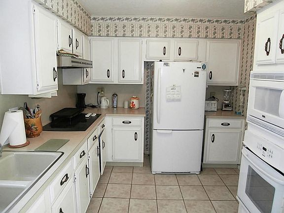 4th image of 4020 Heathersage Dr
