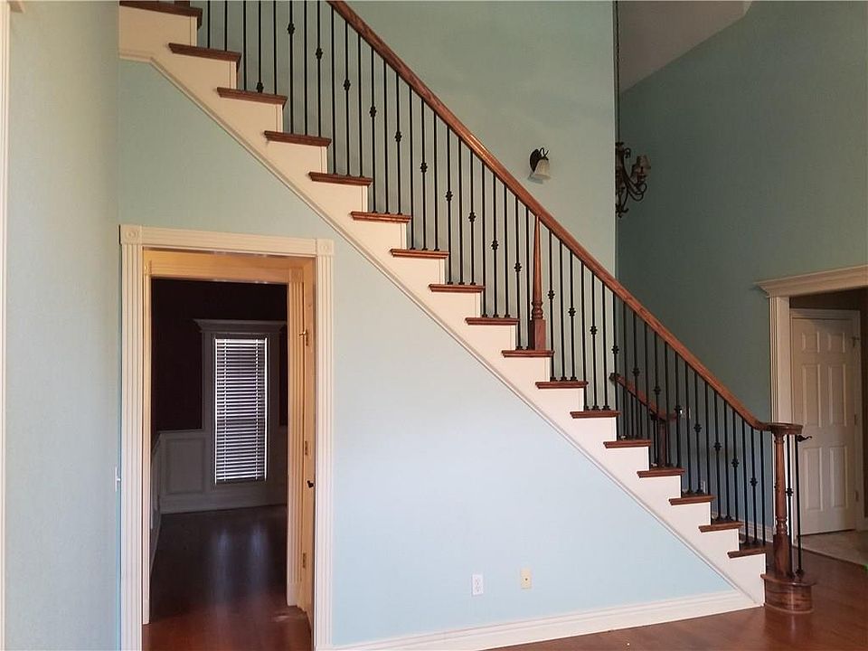 2nd image of 603 SW Meadow Point