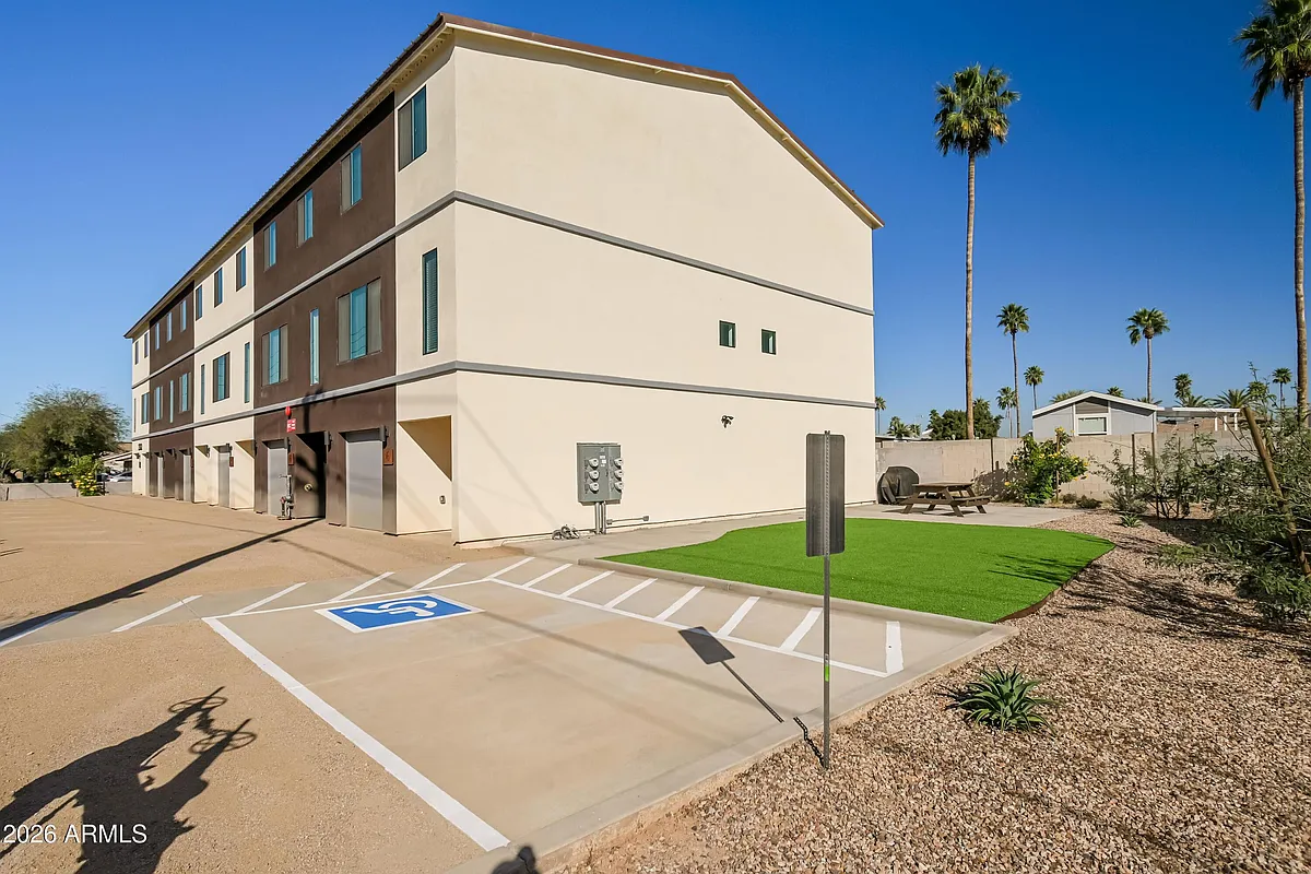 Building Photo - 2502 E Paradise Ln #2