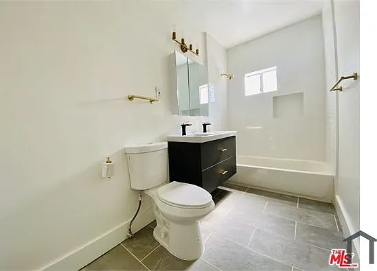 1478 W Vernon Ave — Photo 3
