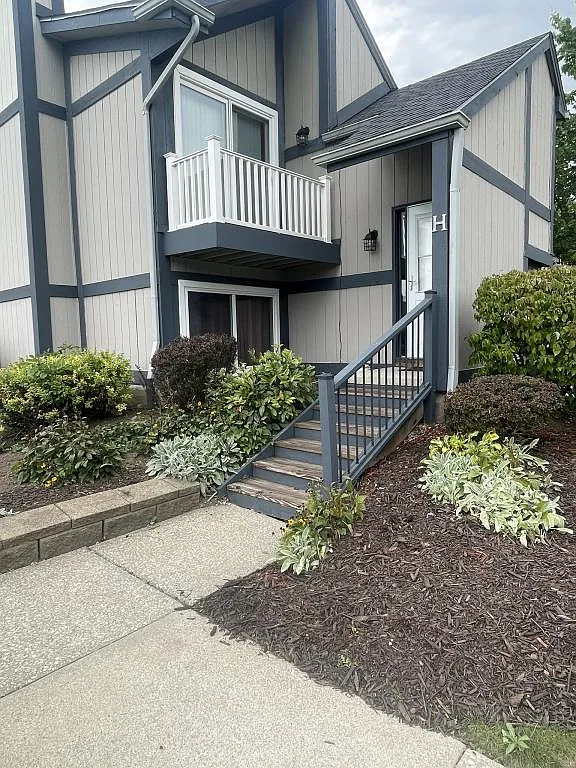 8982 Portage Pointe, Apt H — Photo 1