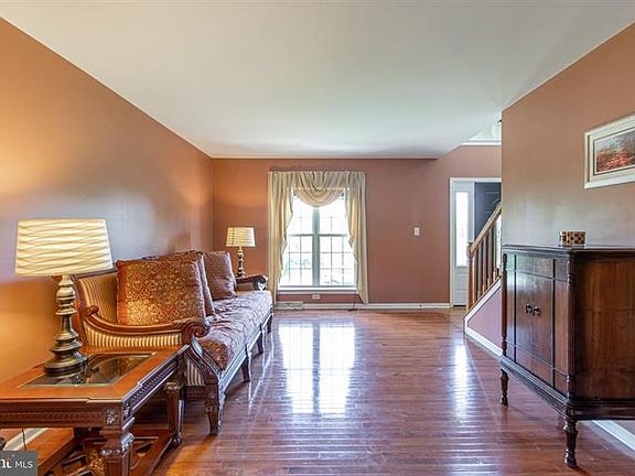 3rd image of 310 Turners Pond Dr