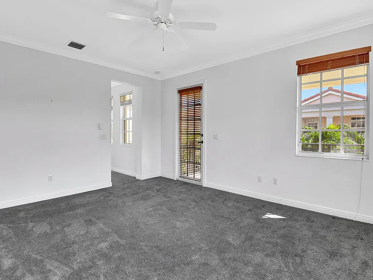 838 NW 83rd Ln — Photo 5