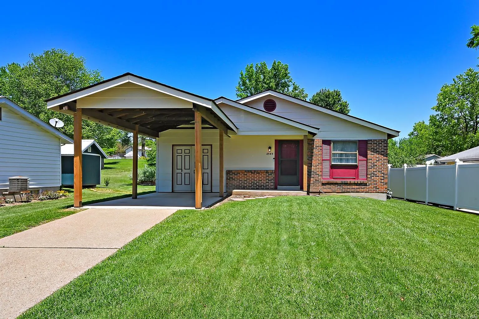 2585 Lindsay Ln photo 1