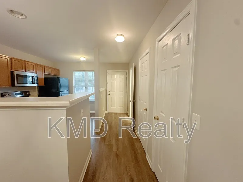 2 bed, 2.5 bath, 1094 sqft, $1,550 — Photo 2