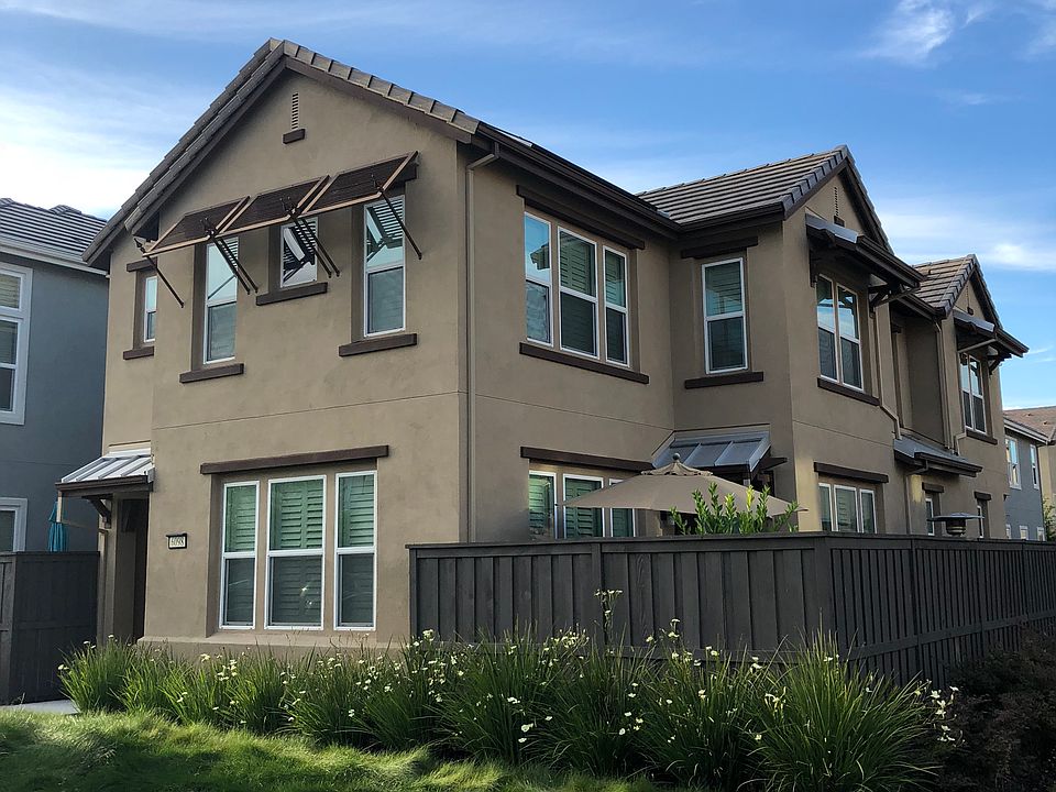 END UNIT IN A PRIME LOCATION