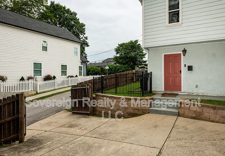 245 South Ave SE — Photo 2