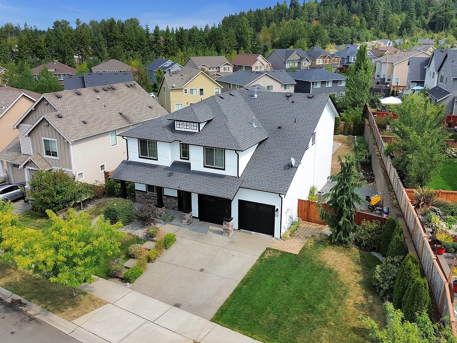 4 bed, 2.5 bath, 2692 sqft, $4,000 — Photo 3