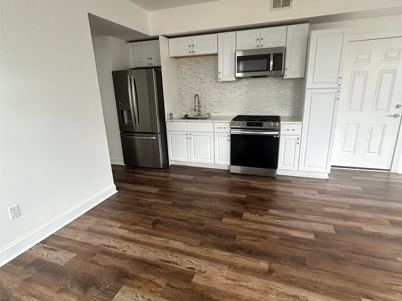 4 bed, 1.0 bath, 2000 sqft, $3,200 — Photo 3