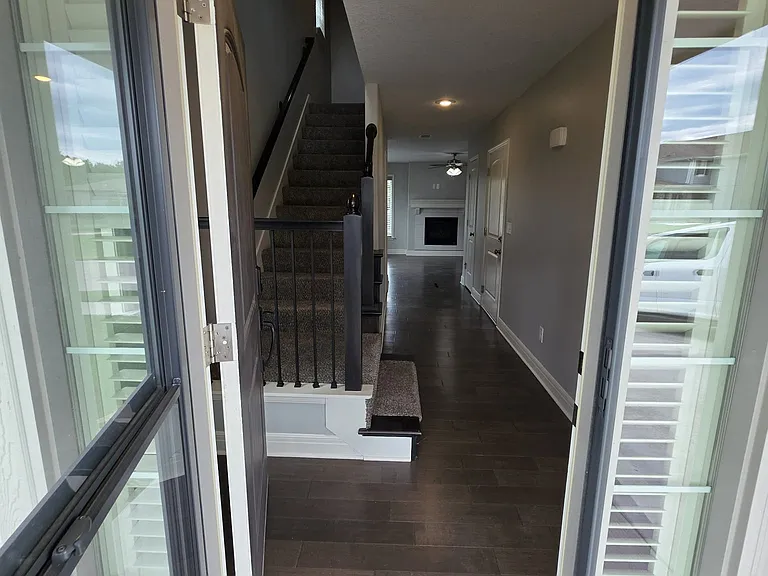 1001 SW Arborfair Dr — Photo 2