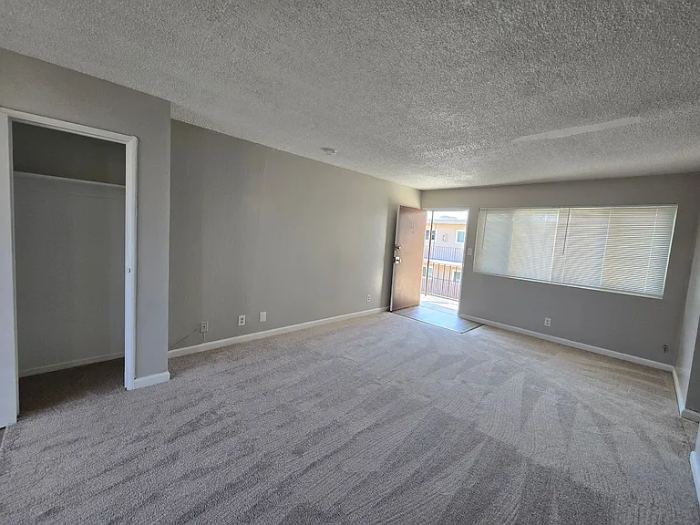 2100-2104 E Sunrise Ave — Photo 6